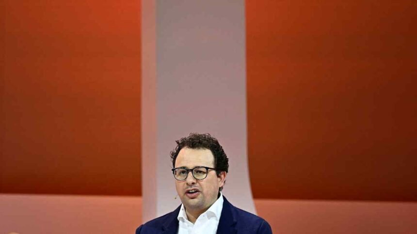 Tech stocks fall after big AI groups call for slowdown